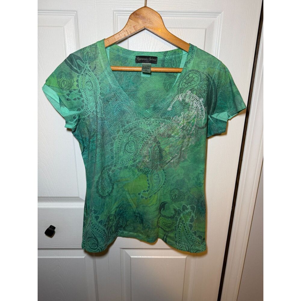 Appropriate Behavior Green Paisley V-Neck Tee Women's Medium